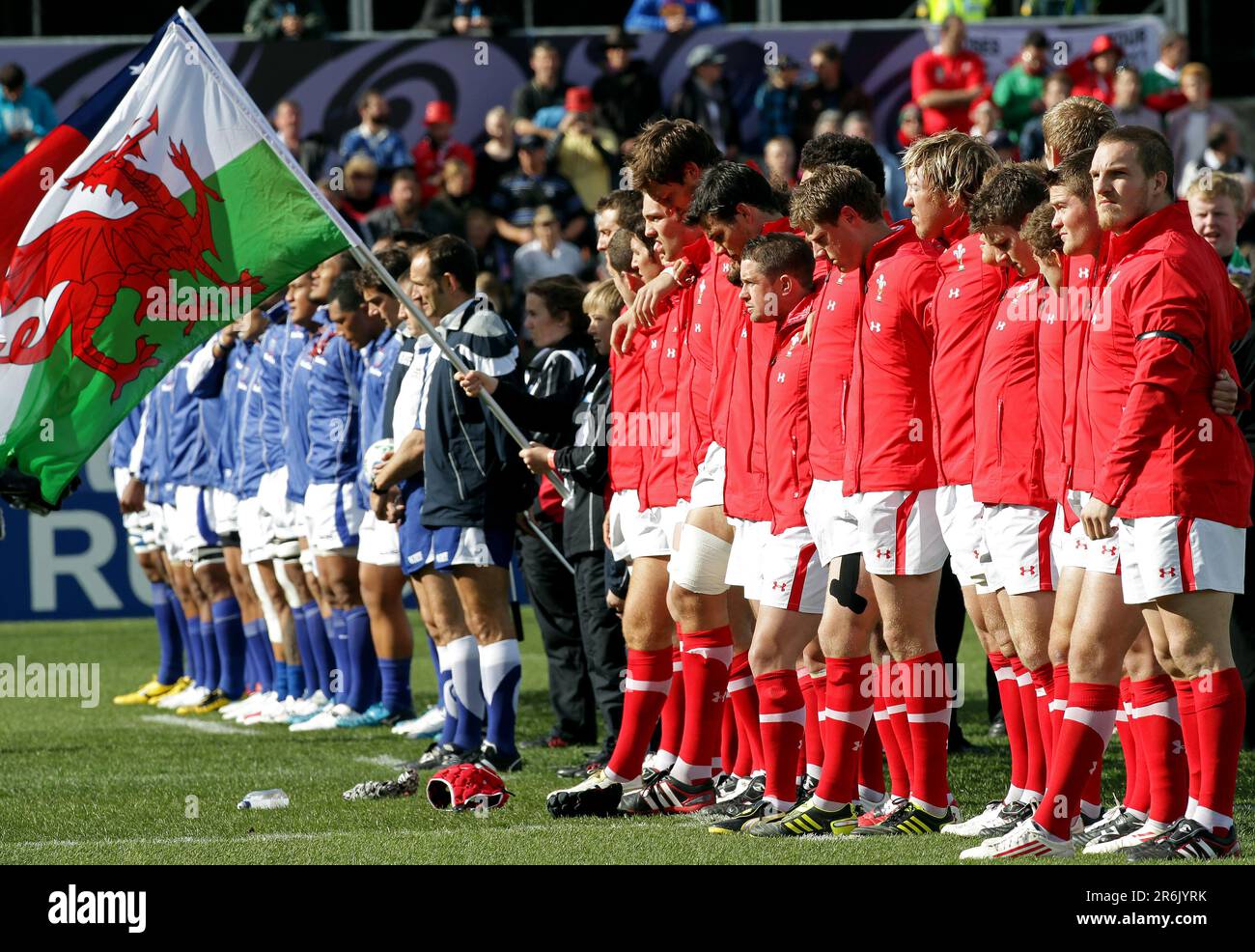 Samoa und Wales stehen für die Nationalhymnen vor einem Spiel der Rugby-Weltmeisterschaft 2011, Waikato Stadium, Hamilton, Neuseeland, Sonntag, 18. September 2011. Stockfoto