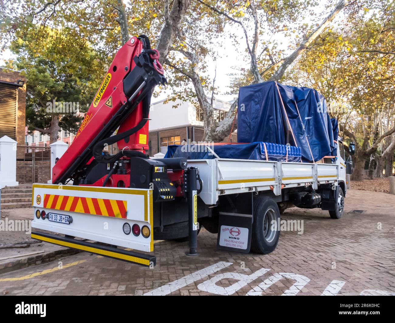 Kranwagen oder Kranwagen im Einsatz mit hydraulischer Betätigung bei einem Baukonzept für Transport und Industrie in Südafrika Stockfoto