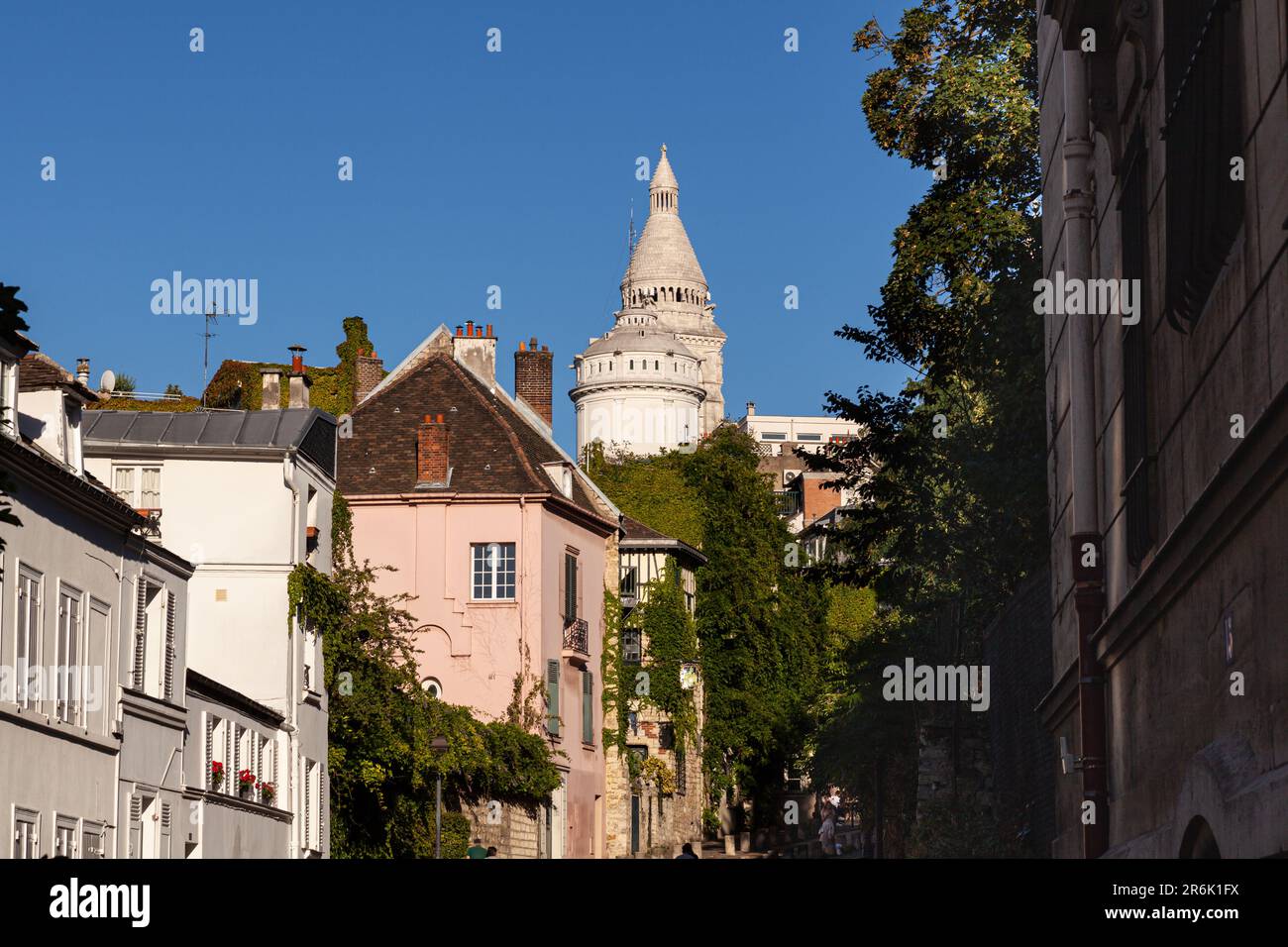 Blick auf das Montmartre-Viertel mit dem Pink House Restaurant La Maison Rose und der Basilika Sacre Cœur in französischer Sprache Stockfoto