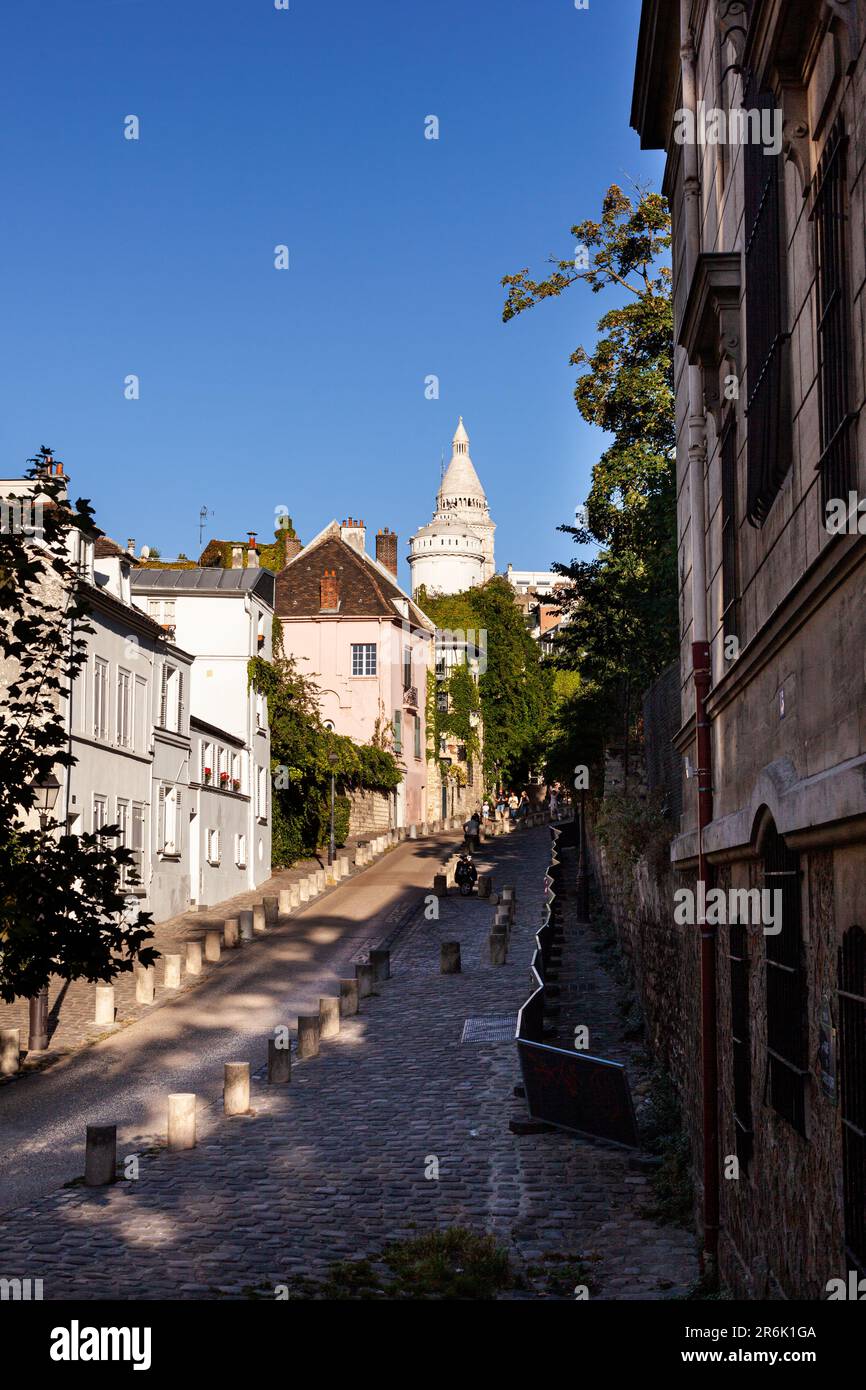 Blick auf das Montmartre-Viertel mit dem Pink House Restaurant La Maison Rose und der Basilika Sacre Cœur in französischer Sprache Stockfoto
