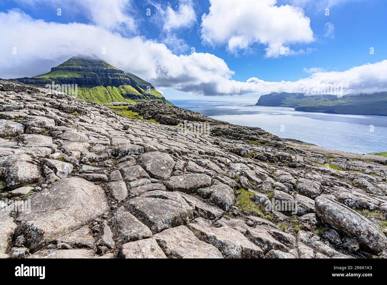 Steinboden in Richtung Skaelingsfjall Berggipfel im Sommer, Streymoy Island, Färöer Inseln, Dänemark, Europa Stockfoto