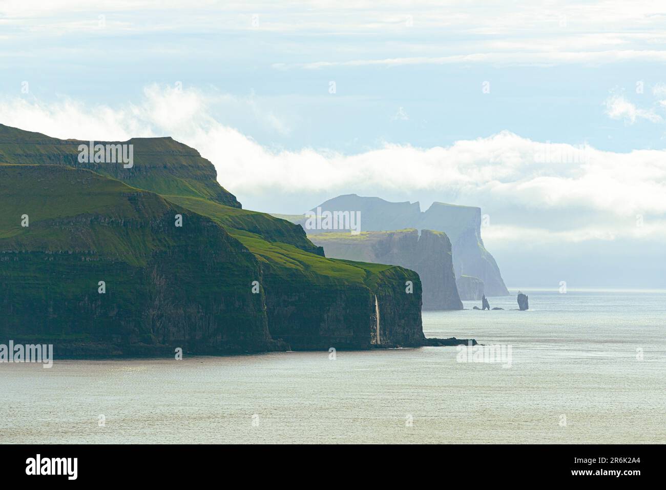 Überblick über majestätische Klippen mit Blick auf den Atlantischen Ozean vom Kallur Leuchtturm, Kalsoy Island, Färöer Inseln, Dänemark, Europa Stockfoto