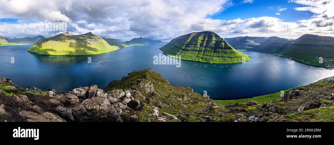 Panoramablick auf Kunoy Island mit Blick auf den Ozean von der Spitze des Klakkur Berges, Klaksvik, Bordoy Island, Färöer Inseln, Dänemark, Europa Stockfoto