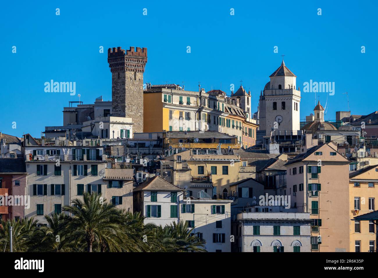 Aus nächster Nähe sehen Sie Gebäude im historischen Zentrum von Genua mit Embriacis Turm, Italien Stockfoto