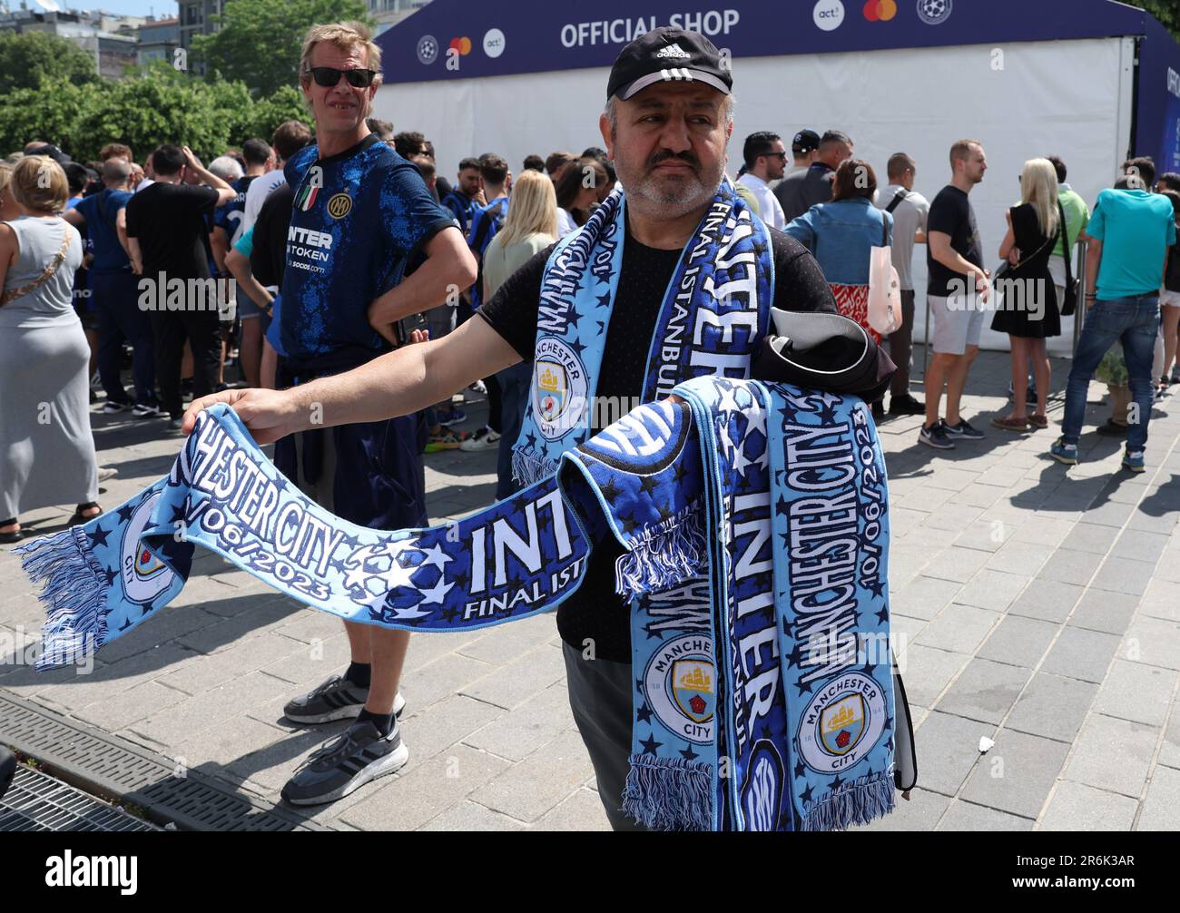 Ein Schal-Verkäufer auf dem Taksim-Platz in Istanbul. Foto: 10. Juni 2023. Das Bild sollte lauten: Paul Terry/Sportimage Credit: Sportimage Ltd/Alamy Live News Stockfoto