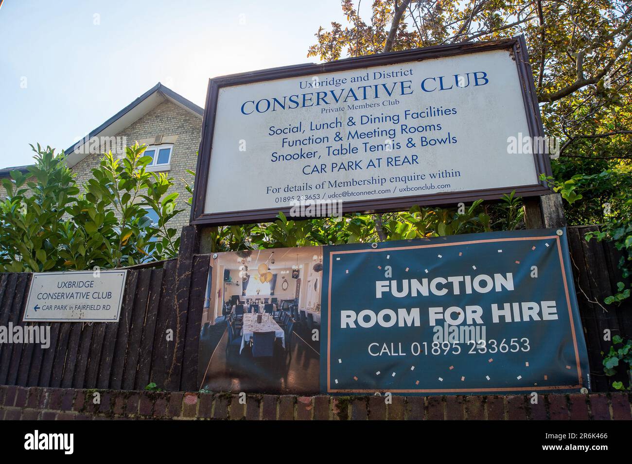 Uxbridge, Großbritannien. 10. Juni 2023. Ironischerweise ein Pavillon und Stühle im Garten des Uxbridge Conservative Club. Der ehemalige Premierminister Boris Johnson ist als Abgeordneter zurückgetreten und behauptet, er sei durch die Untersuchung der Covid-19-Partygate-Saga „aus dem Parlament gedrängt“ worden. Sein Rücktritt wird nun eine Nachwahl in seinem früheren Wahlkreis Uxbridge und South Ruislip auslösen. Die Einwohner, Arbeiter und Käufer in Uxbridge waren sich heute Morgen einig, dass sie entweder nicht interessiert waren, nicht gestört waren oder froh waren, dass Boris Johnson zurückgetreten ist. Kredit: Maureen McLean/Alamy Live News Stockfoto