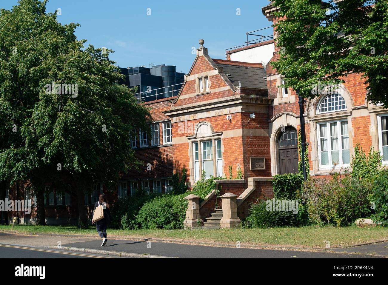 Uxbridge, Großbritannien. 10. Juni 2023. Der ehemalige Premierminister Boris Johnson ist als Abgeordneter zurückgetreten und behauptet, er sei durch die Untersuchung der Covid-19-Partygate-Saga „aus dem Parlament gedrängt“ worden. Sein Rücktritt wird nun eine Nachwahl in seinem früheren Wahlkreis Uxbridge und South Ruislip auslösen. Die Einwohner, Arbeiter und Käufer in Uxbridge waren sich heute Morgen einig, dass sie entweder nicht interessiert waren, nicht gestört waren oder froh waren, dass Boris Johnson zurückgetreten ist. Kredit: Maureen McLean/Alamy Live News Stockfoto