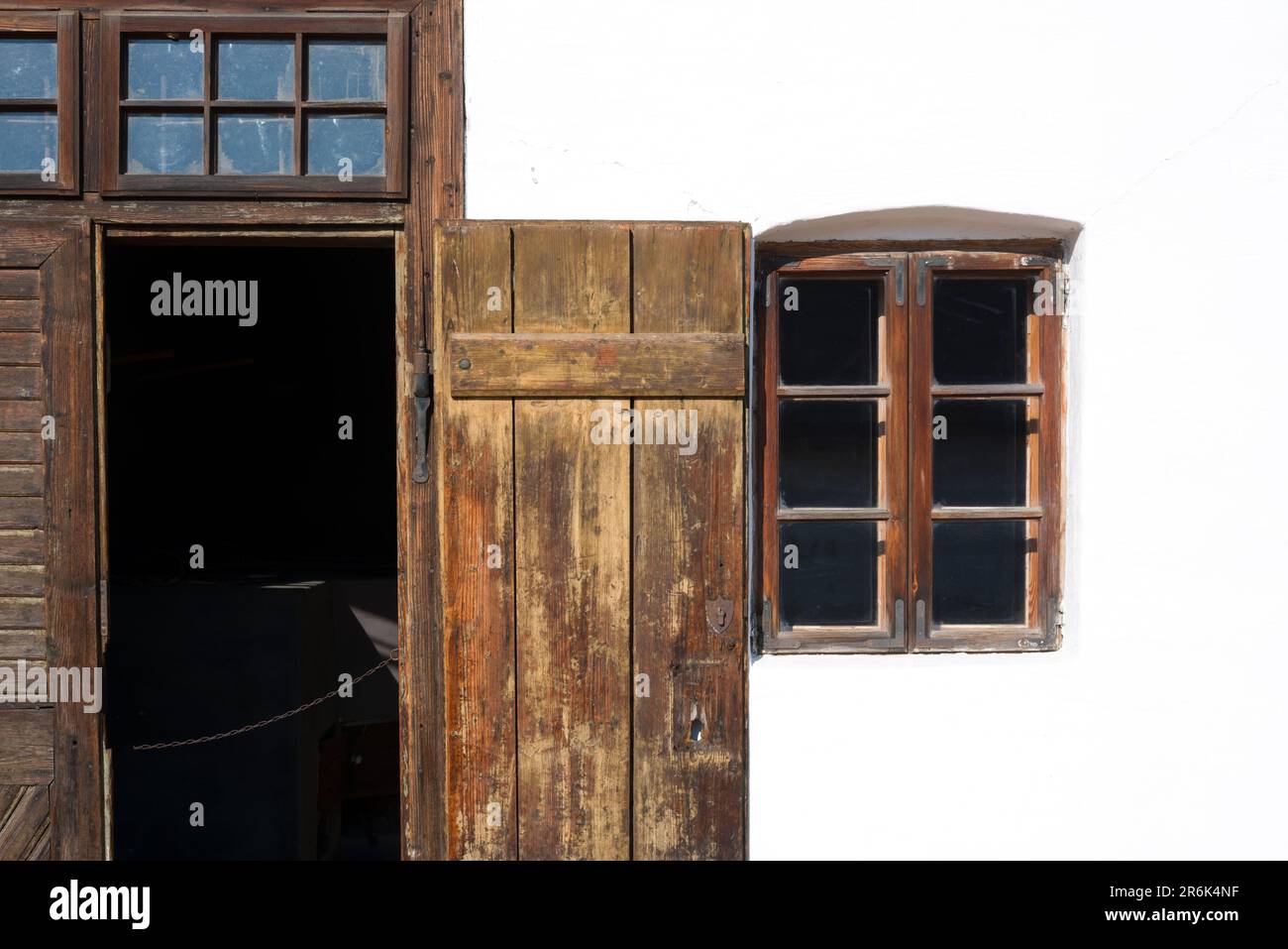 Alte hölzerne Tür und Fenster Stockfoto