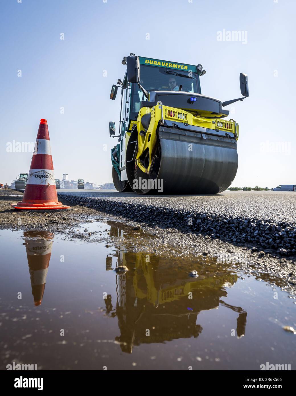 MAASTRICHT - Im Zuge einer Renovierung werden auf der Landebahn des Flughafens Maastricht-Aachen insgesamt etwa siebzigtausend Tonnen Asphalt verlegt. ANP MARCEL VAN HOORN niederlande Out - belgien Out Credit: ANP/Alamy Live News Stockfoto