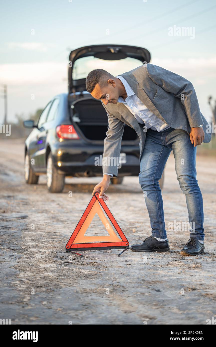 Warndreieck hinter der Heckscheibe im Auto Stock-Foto