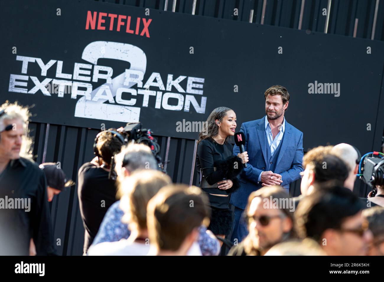 Berlin, Deutschland. 09. Juni 2023. Chris Hemsworth, Schauspieler (r), kommt zu einer Sondervorführung des Films „Tyler Rake: Extract 2". Der Aktionsfilm „Tyler Rake: Extract 2“ wird ab 16. Juni 2023 über Netflix veröffentlicht. Kredit: Fabian Sommer/dpa/Alamy Live News Stockfoto