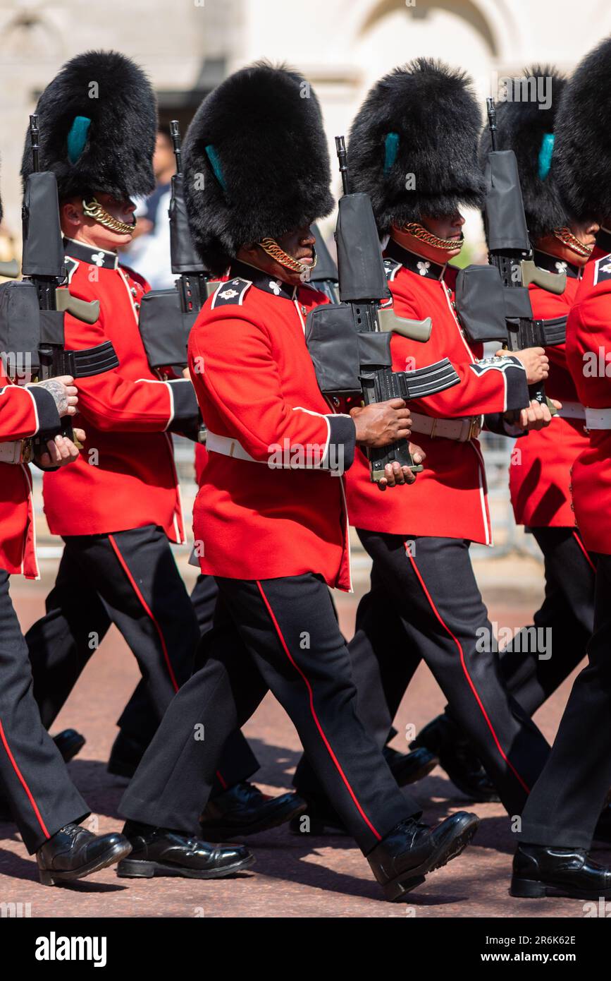 Westminster, London, Großbritannien. 10. Juni 2023. Trooping the Colour findet am 17. Juni statt und wird der erste unter König Karl III. Sein Die Überprüfung ist eine abschließende Bewertung der Militärparade vor der vollständigen Veranstaltung nächste Woche. Die Truppen haben die Mall für die Rezension der Horse Guards Parade weitergegeben. Household Division Foot Guards Irish Guards Stockfoto
