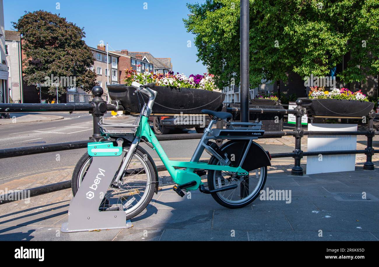 E-Bike kann auf dem Barbican in Plymouth, Devon, Großbritannien, gemietet werden Stockfoto