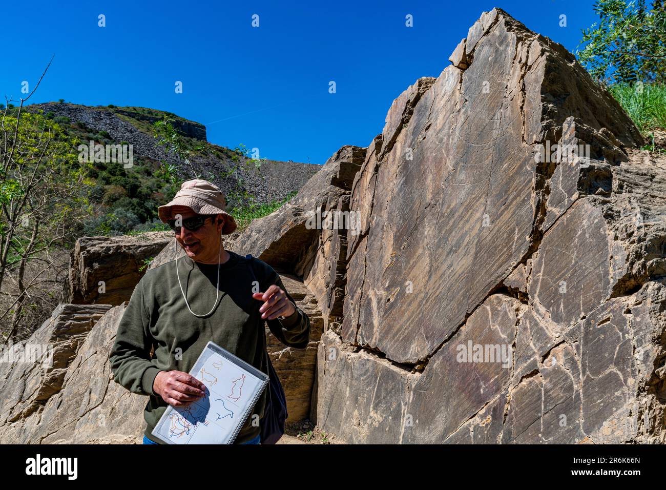 Archäologe zeigt auf Felskunst, Vale de COA, UNESCO-Weltkulturerbe, Portugal, Europa Stockfoto