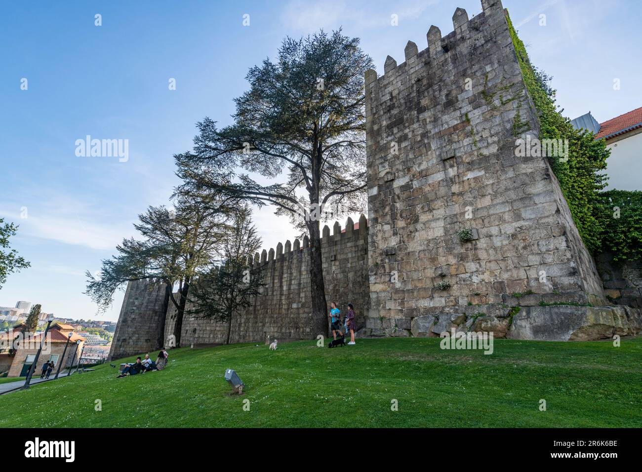 Alte Mauer von Fernandina, UNESCO-Weltkulturerbe, Porto, Norte, Portugal, Europa Stockfoto