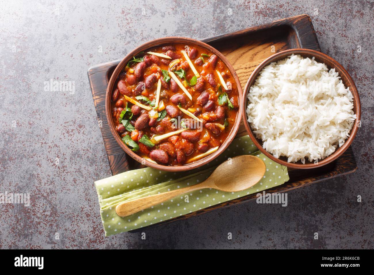 Rajma Chawal ist ein beliebtes nordindisches Essen aus roten Kidney-Bohnen, zubereitet mit Zwiebeln, Tomaten und einer besonderen Gewürzmischung, serviert mit Reis-clos Stockfoto