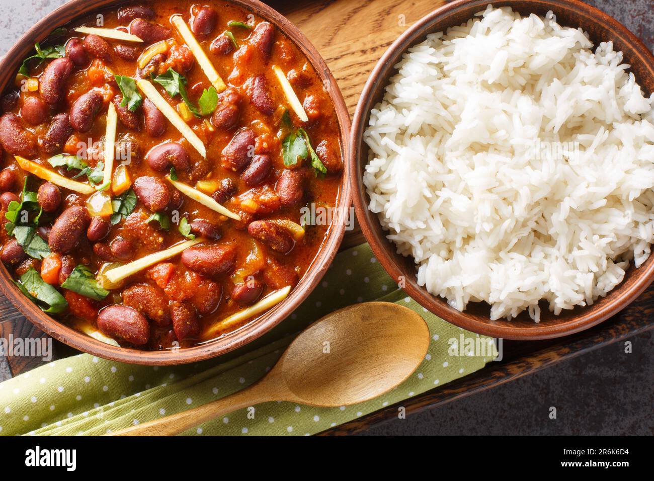 Rajma oder Razma ist ein beliebtes nordindisches Essen, bestehend aus gekochten roten Kidney Beans in einer dicken Soße mit Gewürzen, serviert mit Reis aus nächster Nähe auf einem Wald Stockfoto
