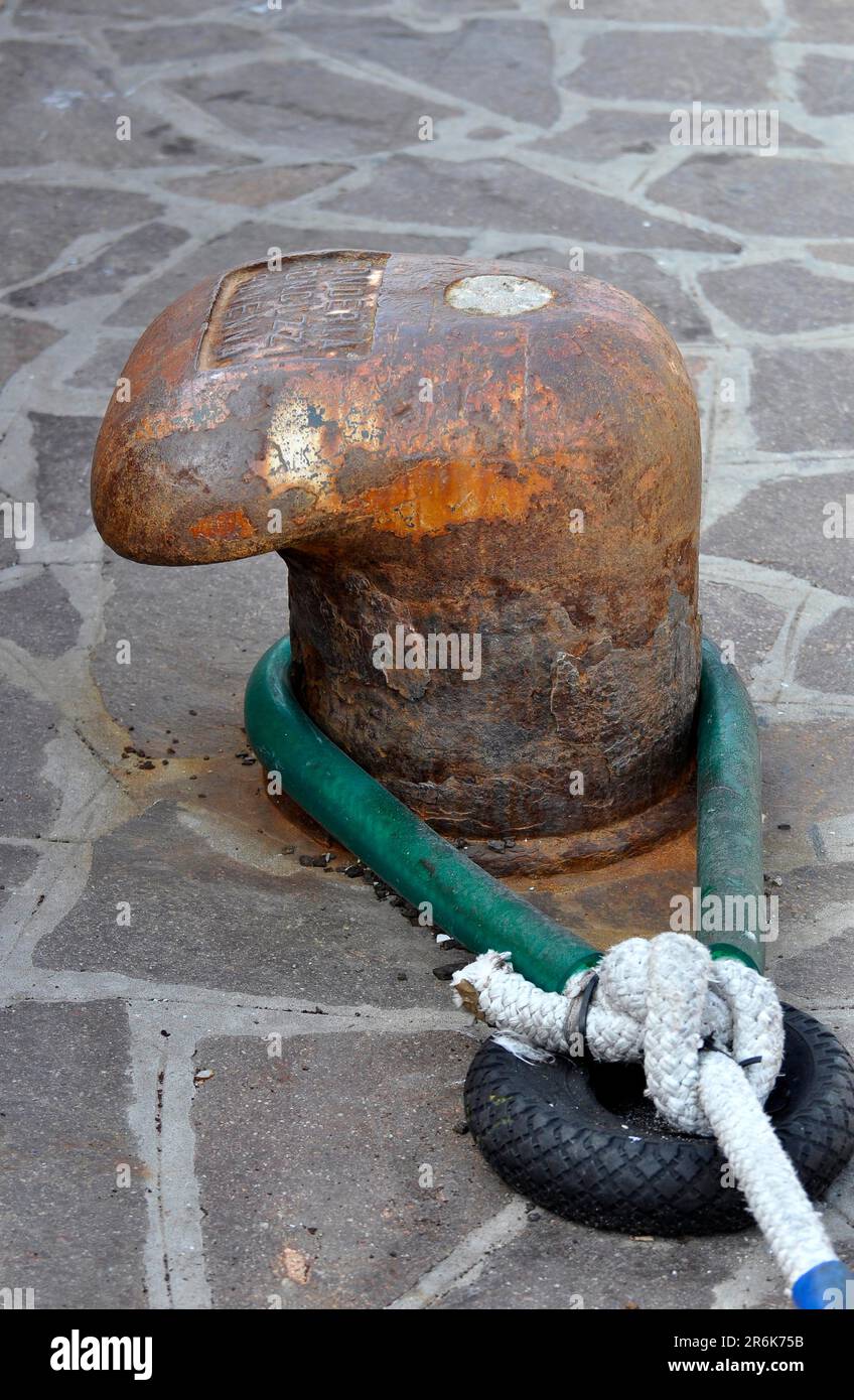 Emilia Romagna, italienische Adria, Cervia Bollard am Hafen Stockfoto