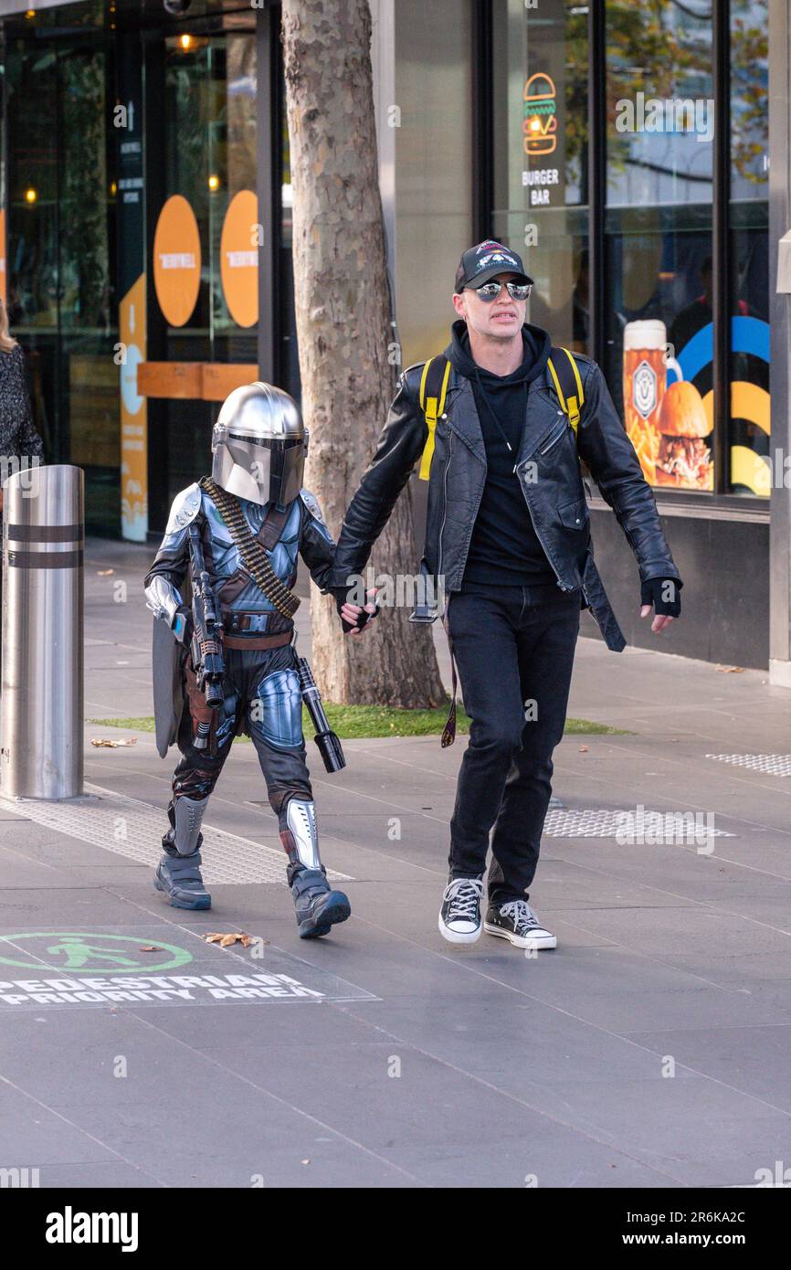 Melbourne, Australien. 10. Juni 2023. Ein junger mandalorianischer Fan und Vater besuchte die Konferenz während der OzComicCon 2023. Oz Comic Con Melbourne! Die Veranstaltung brachte eine lebhafte Gemeinschaft von Fans und Cosplayers zusammen und verwandelte das Kongresszentrum in eine Oase der Popkultur. Die Cosplayers bezaubern mit ihren aufwendigen Kostümen und verkörpern beliebte Charaktere aus Comics, Filmen und Anime. Prominente Gäste trafen das Publikum in spannenden Podiumsdiskussionen und Fragerunden, erzählten Geschichten hinter den Kulissen und inspirierende Einblicke. Die Aussteller stellten eine Fundgrube von Sammlerstücken, Waren und vor Stockfoto