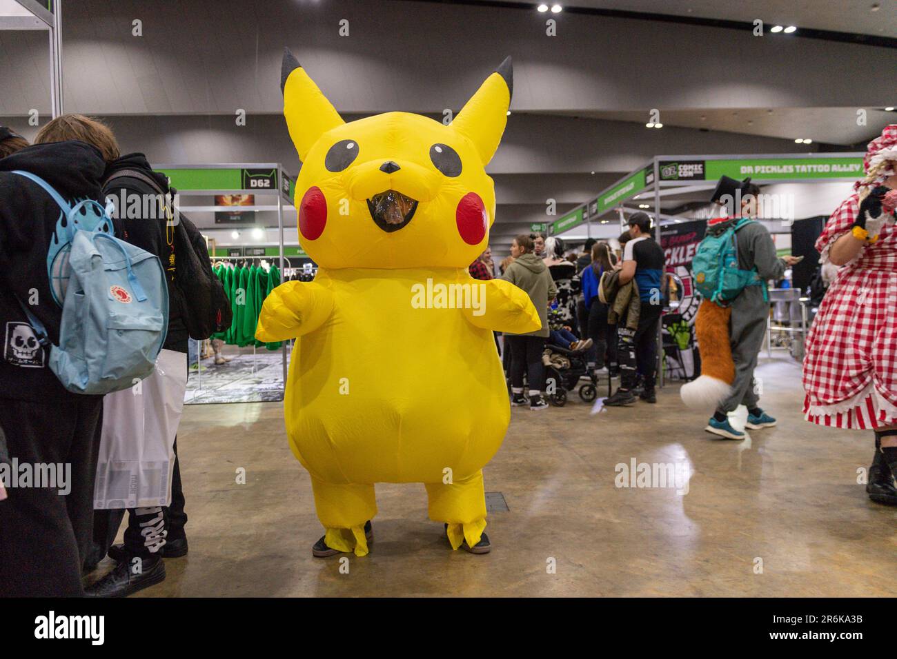 Melbourne, Australien. 10. Juni 2023. Pikachu hat die Menge während der OzComicCon 2023 gesehen. Oz Comic Con Melbourne! Die Veranstaltung brachte eine lebhafte Gemeinschaft von Fans und Cosplayers zusammen und verwandelte das Kongresszentrum in eine Oase der Popkultur. Die Cosplayers bezaubern mit ihren aufwendigen Kostümen und verkörpern beliebte Charaktere aus Comics, Filmen und Anime. Prominente Gäste trafen das Publikum in spannenden Podiumsdiskussionen und Fragerunden, erzählten Geschichten hinter den Kulissen und inspirierende Einblicke. Die Aussteller präsentierten eine Fundgrube an Sammlerstücken, Waren und Kunstwerken, die die Teilnehmer mit Ex verlockte Stockfoto