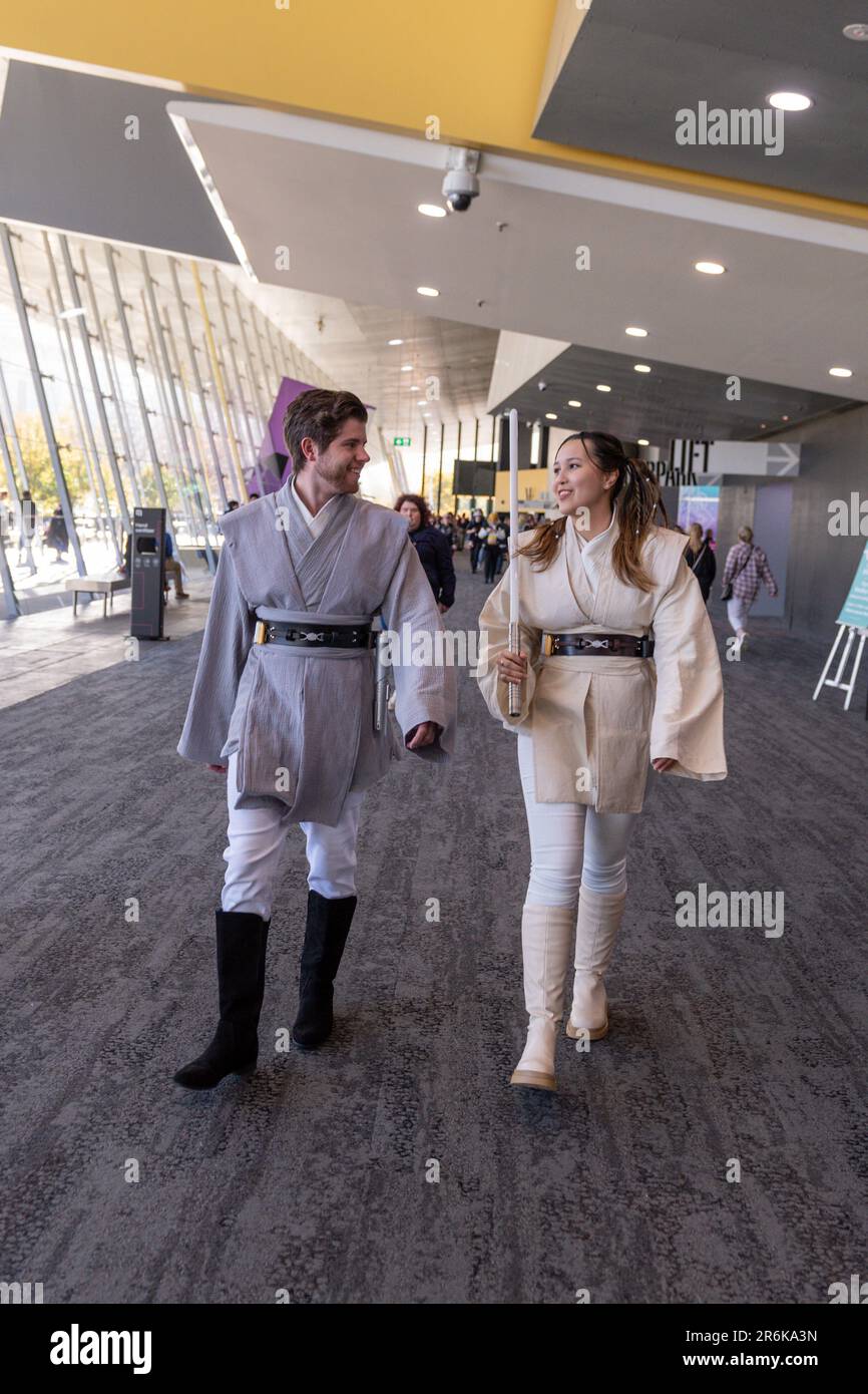 Melbourne, Australien. 10. Juni 2023. Zwei Jedi-Ritter gehen zur Eröffnung während der OzComicCon 2023. Oz Comic Con Melbourne! Die Veranstaltung brachte eine lebhafte Gemeinschaft von Fans und Cosplayers zusammen und verwandelte das Kongresszentrum in eine Oase der Popkultur. Die Cosplayers bezaubern mit ihren aufwendigen Kostümen und verkörpern beliebte Charaktere aus Comics, Filmen und Anime. Prominente Gäste trafen das Publikum in spannenden Podiumsdiskussionen und Fragerunden, erzählten Geschichten hinter den Kulissen und inspirierende Einblicke. Die Aussteller präsentierten eine Fundgrube an Sammlerstücken, Waren und Kunstwerken, die verlockend waren Stockfoto