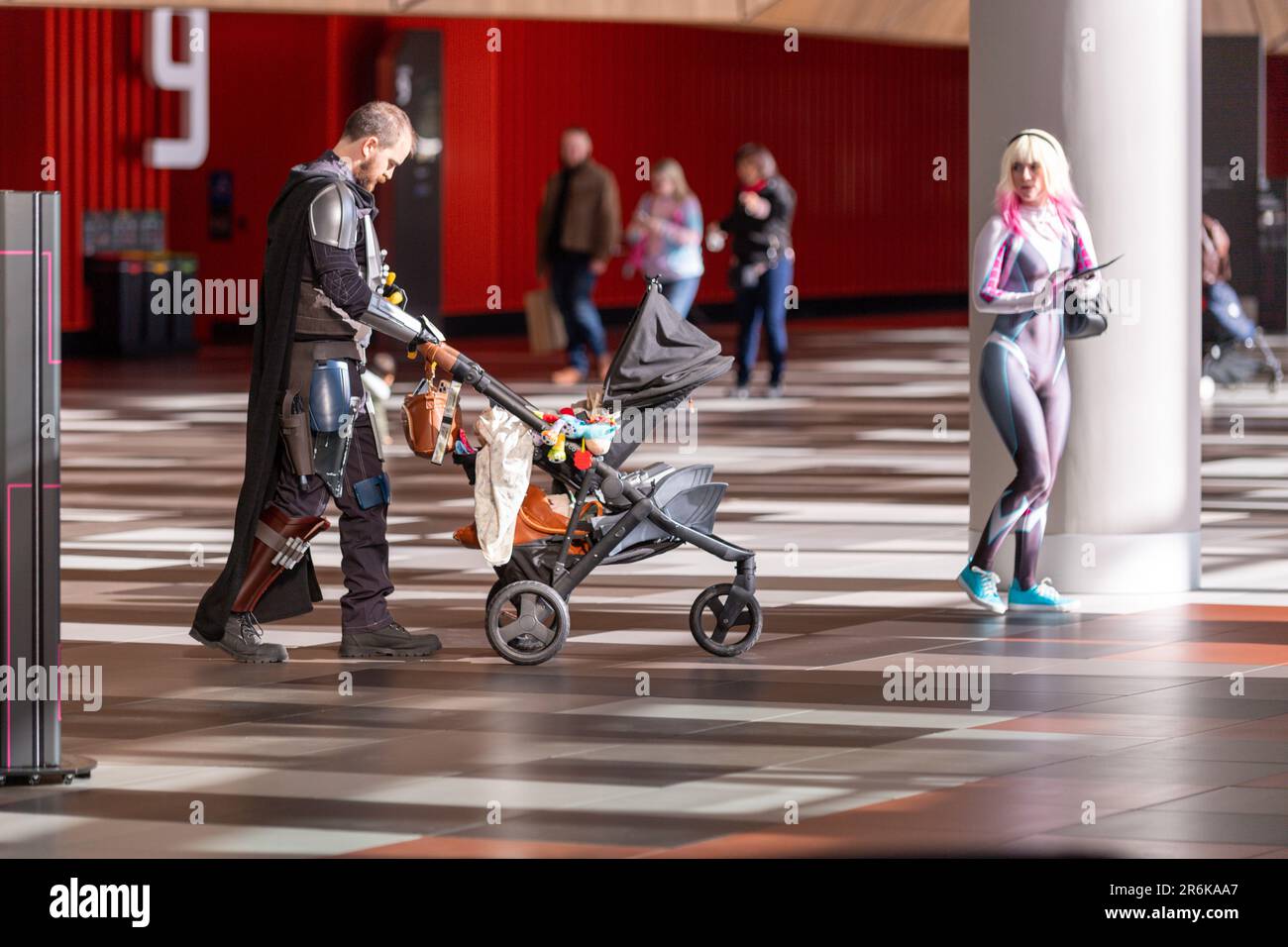 Melbourne, Australien. 10. Juni 2023. Der Mandalorianer nimmt seinen Helm ab, um während der OzComicCon 2023 einen Kinderwagen zu schieben. Oz Comic Con Melbourne! Die Veranstaltung brachte eine lebhafte Gemeinschaft von Fans und Cosplayers zusammen und verwandelte das Kongresszentrum in eine Oase der Popkultur. Die Cosplayers bezaubern mit ihren aufwendigen Kostümen und verkörpern beliebte Charaktere aus Comics, Filmen und Anime. Prominente Gäste trafen das Publikum in spannenden Podiumsdiskussionen und Fragerunden, erzählten Geschichten hinter den Kulissen und inspirierende Einblicke. Die Aussteller stellten eine Fundgrube von Sammlerstücken, Waren und Kunstwerken vor, Stockfoto
