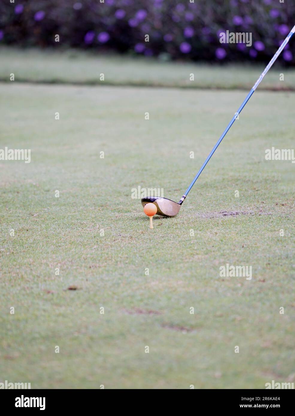 Jakarta, Indonesien - 5. Juni 2023: Nahaufnahme des männlichen Golfschlägers, der einen Schlag macht Stockfoto
