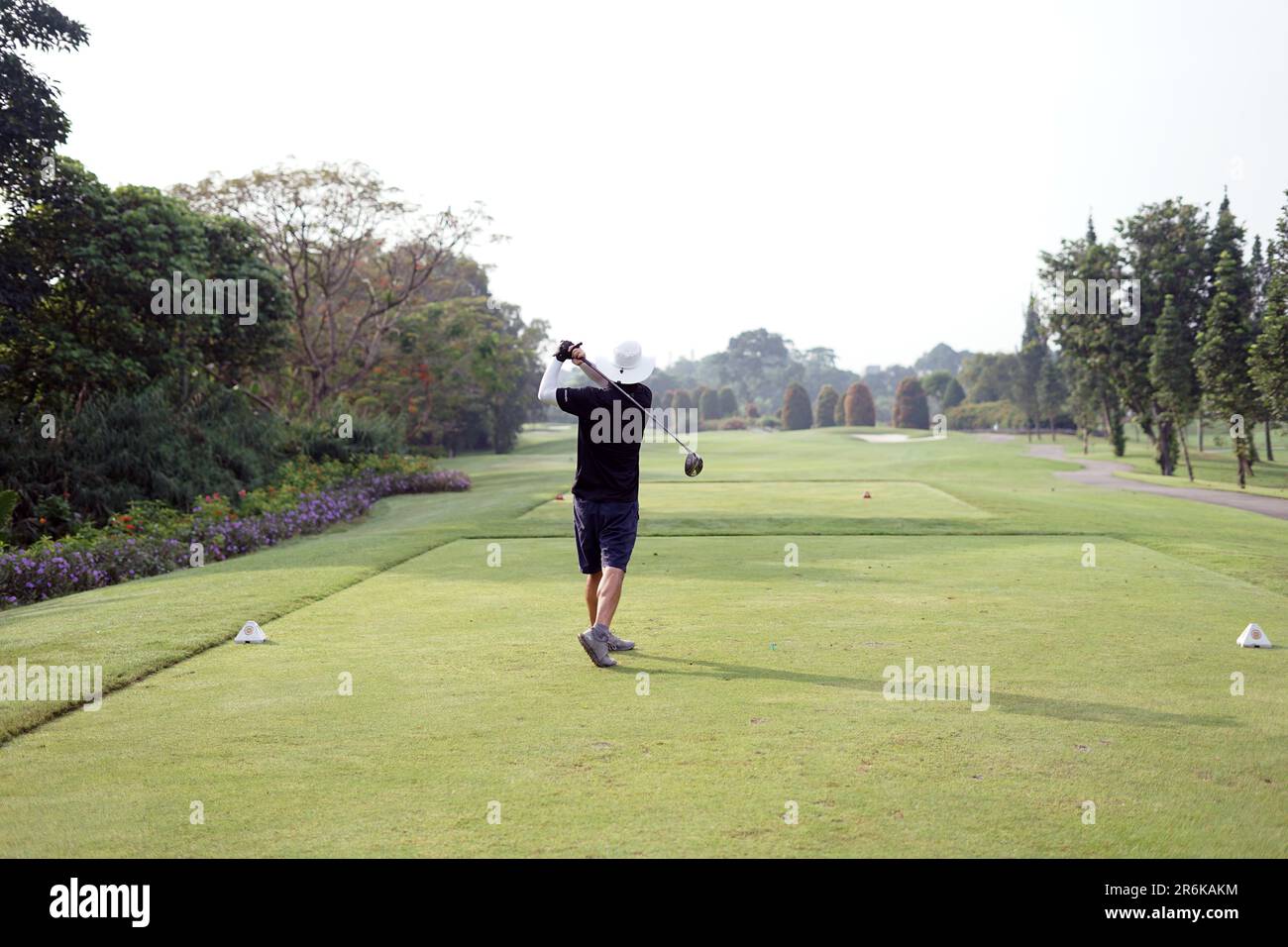 Jakarta, Indonesien - 5. Juni 2023 : Golfspieler auf dem Golfplatz. Golfer schießt. Stockfoto