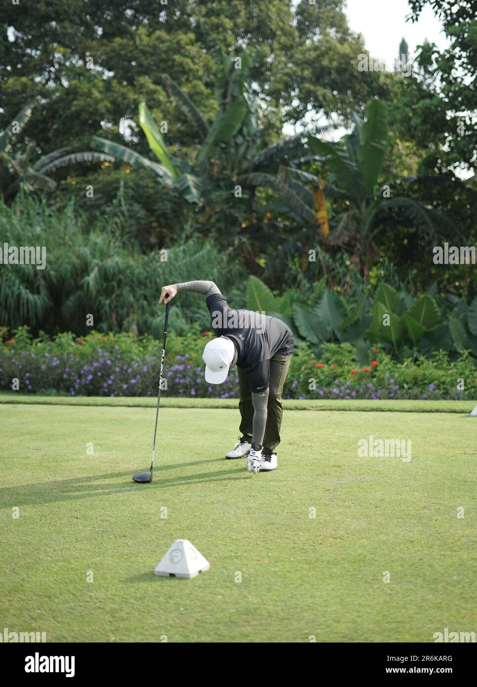 Jakarta, Indonesien - 5. Juni 2023 : asiatischer Golfspieler auf dem Golfplatz Stockfoto