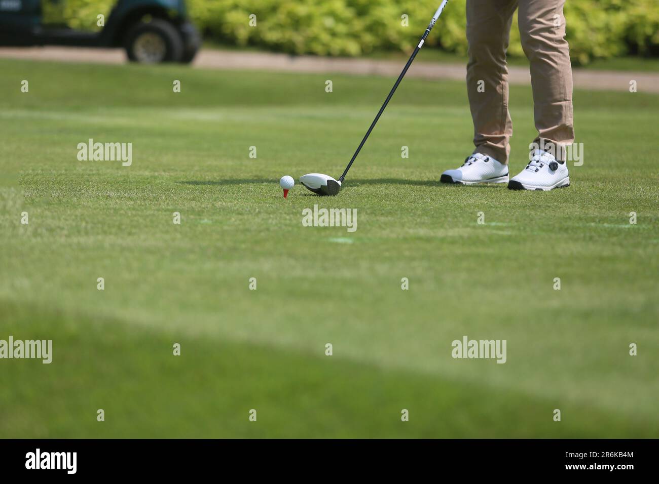 Jakarta, Indonesien - 5. Juni 2023: Nahaufnahme des männlichen Golfschlägers, der einen Schlag macht Stockfoto