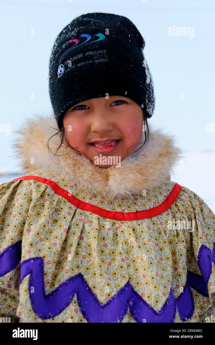 Inuit, Mädchen in traditionellem Kleid, Bank, Eskimo, Island, Kanada Stockfoto