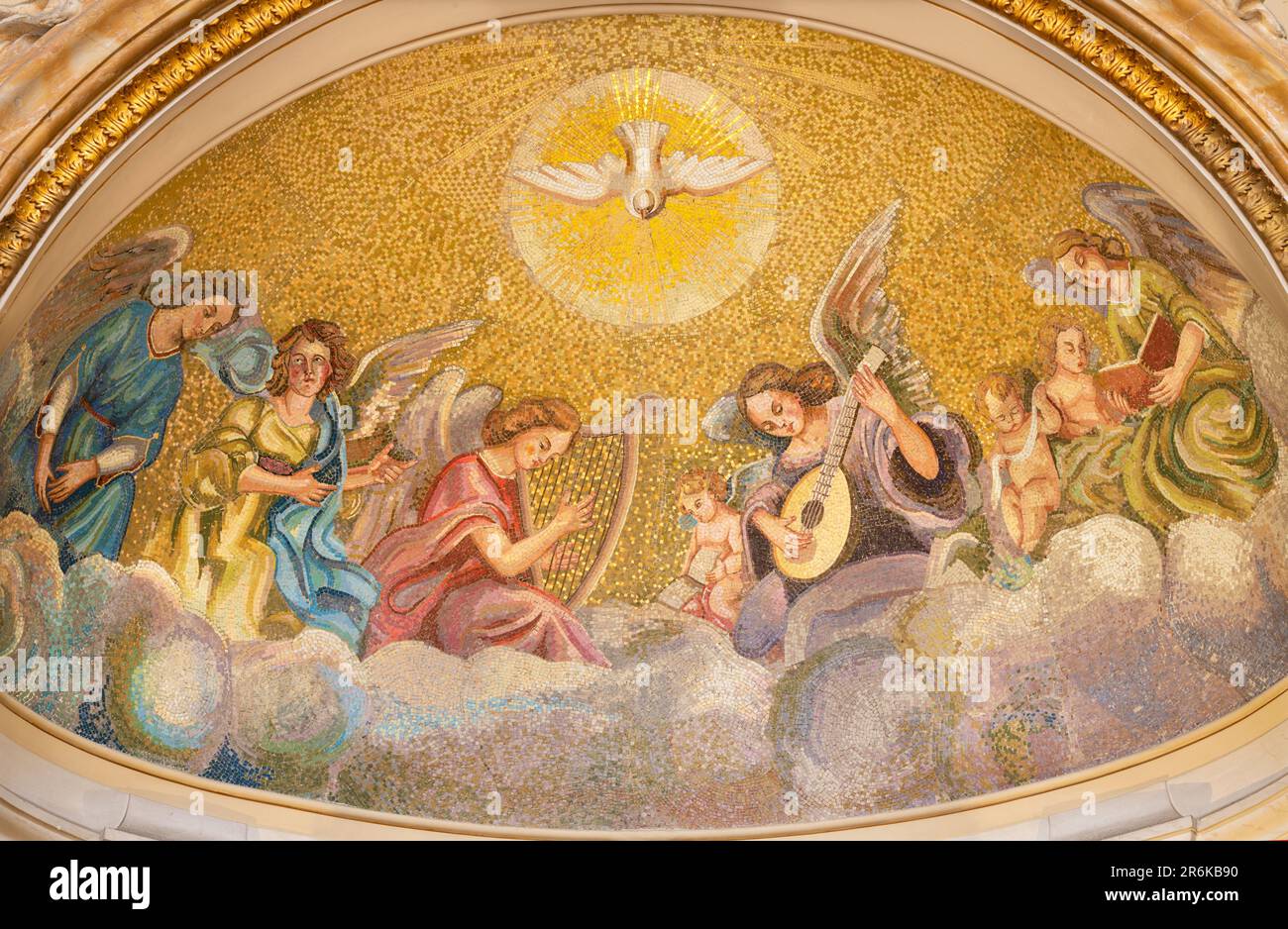Neapel - das Mosaik des Heiligen Geistes unter den Engeln mit Musikinstrumenten in der Kirche Basilica dell Incoronata Madre del Buon Consiglio Stockfoto