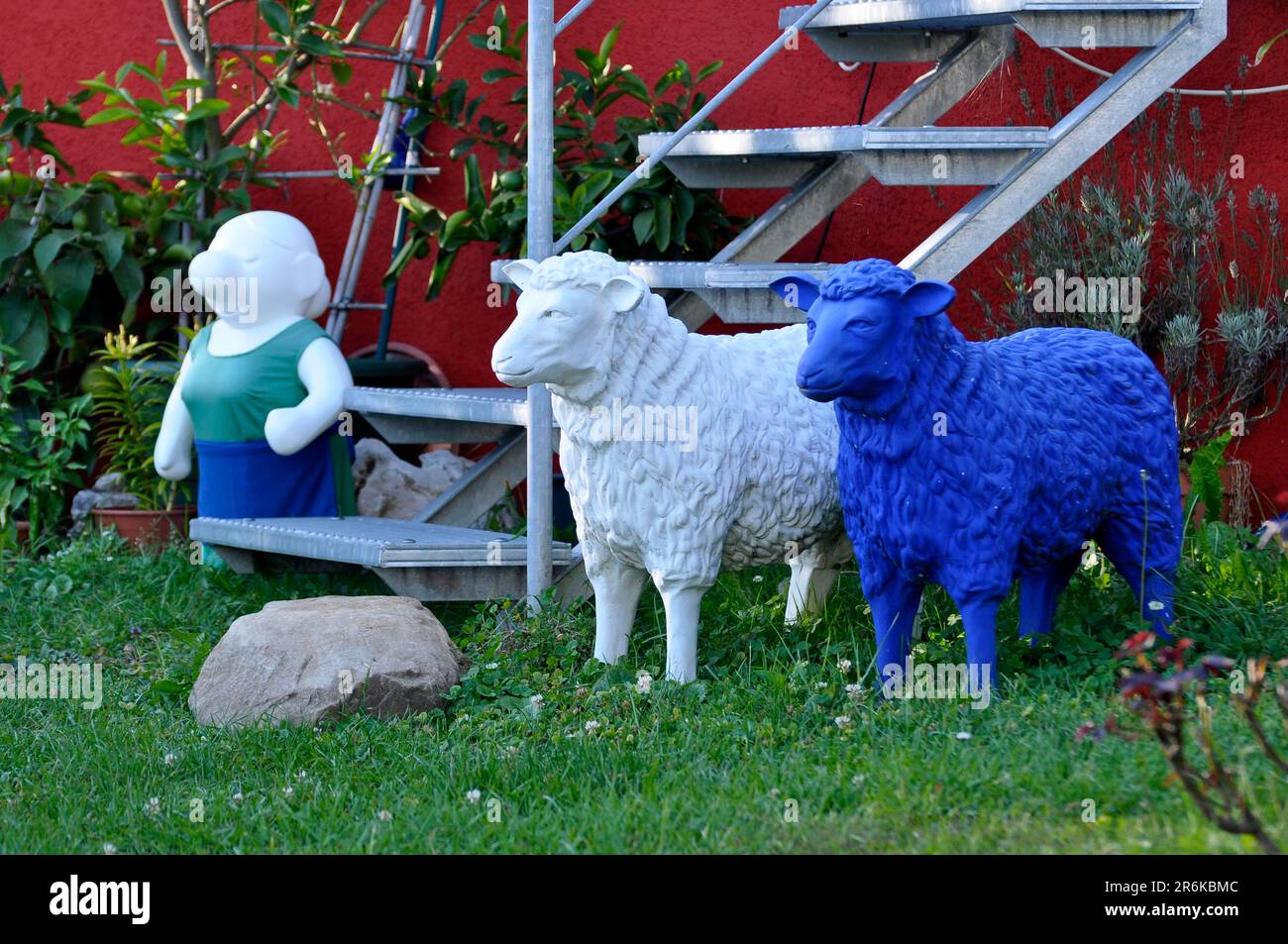 Schafe als Gartenfiguren, blaue Schafe, weiße Schafe, Bauernfrau