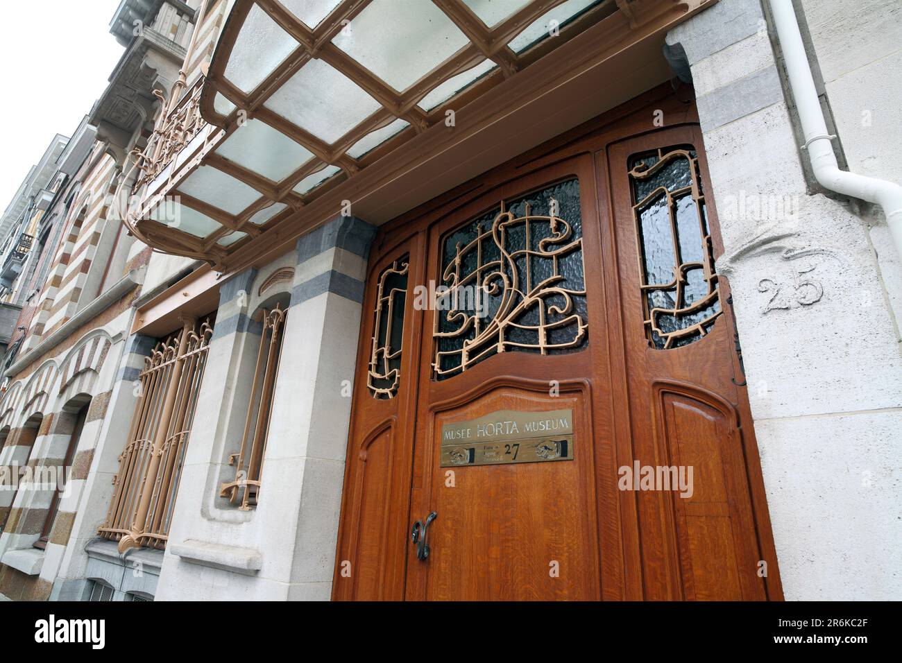 Der Haupteingang zum ehemaligen Wohnhaus und Studio des Architekten Victor Horta in Brüssel. Jetzt das Horta Museum. Stockfoto