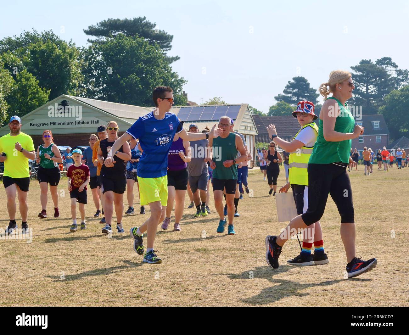 Kesgrave, Suffolk - 10. Juni 2023 : Parkrun an einem heißen, hellen Sommermorgen. Läufer Jung und Alt schnell und langsam, Erwachsene und Kinder. Stockfoto