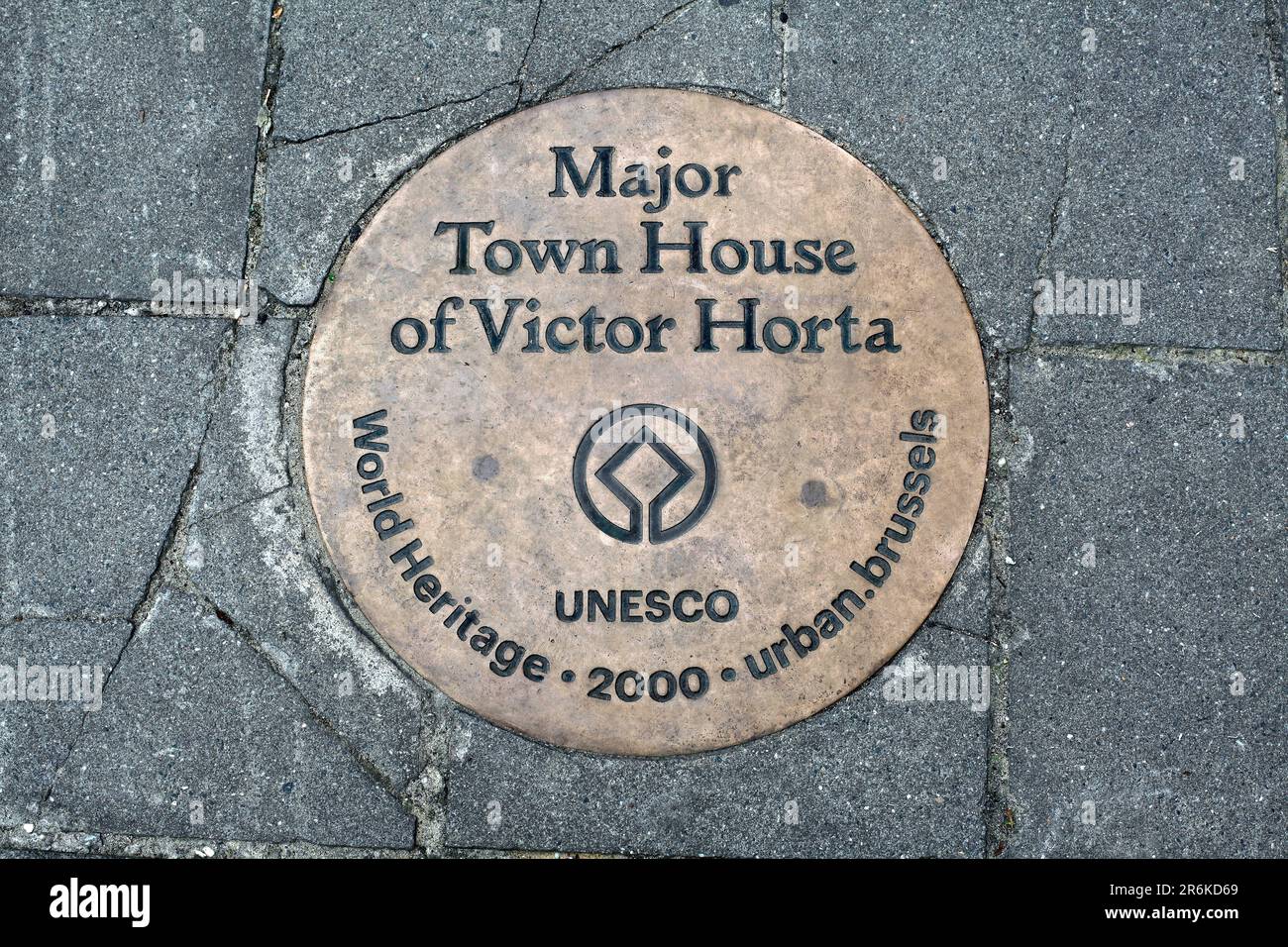 Das UNESCO-Zeichen befindet sich auf dem Bürgersteig vor dem ehemaligen Haus und Studio des Architekten Victor Horta in Brüssel. Das Gebäude ist jetzt das Horta Museum. Stockfoto