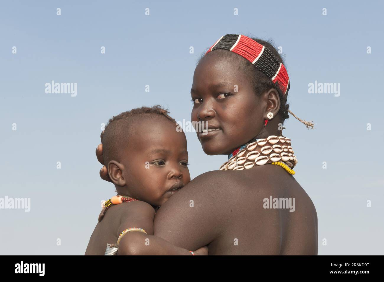 Hamarfrau mit Baby, Halskette aus Kuhmuscheln und farbigen Perlen, Omo Valley, Südosteuropa, Hamar Stockfoto