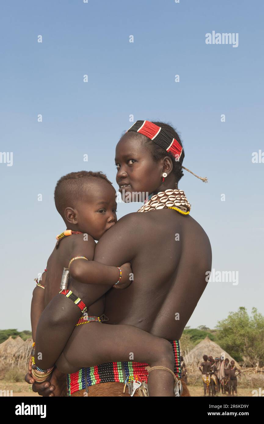 Hamarfrau mit Baby, Halskette aus Kuhmuscheln und farbigen Perlen, Omo Valley, Südosteuropa, Hamar Stockfoto