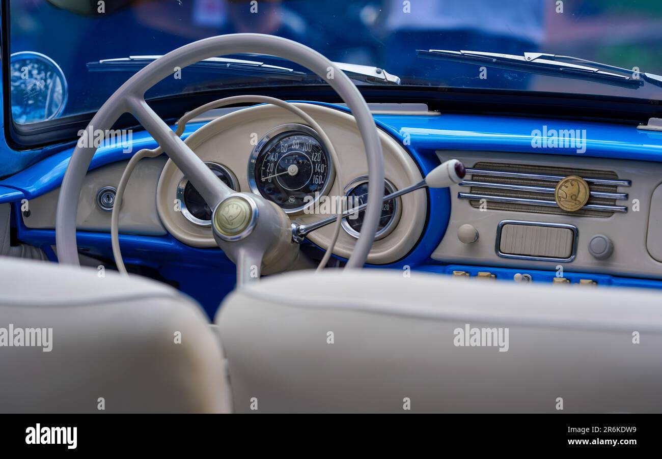 Liptovsky Hradok, Slowakei - 18. Juni 2022: Nahaufnahme des Lenkrads und Armaturenbretts des alten blauen metallischen Skoda-Automobils bei Veteran Stockfoto