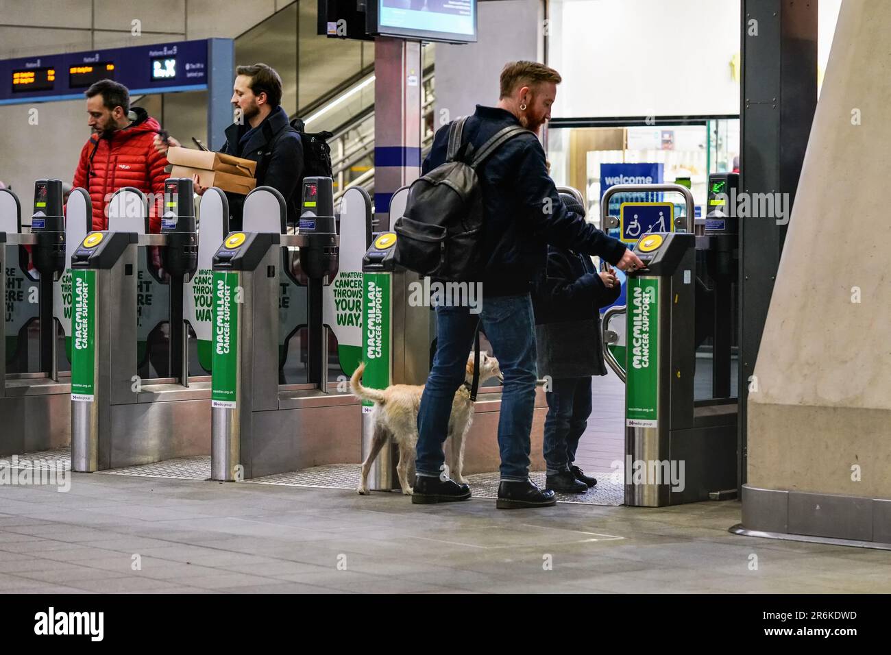 London, Vereinigtes Königreich - 02. Februar 2019: Menschen, die an der U-Bahn-Station durch das Drehkreuz Oyster gehen. Austerkarten mit elektronischem Tic Stockfoto
