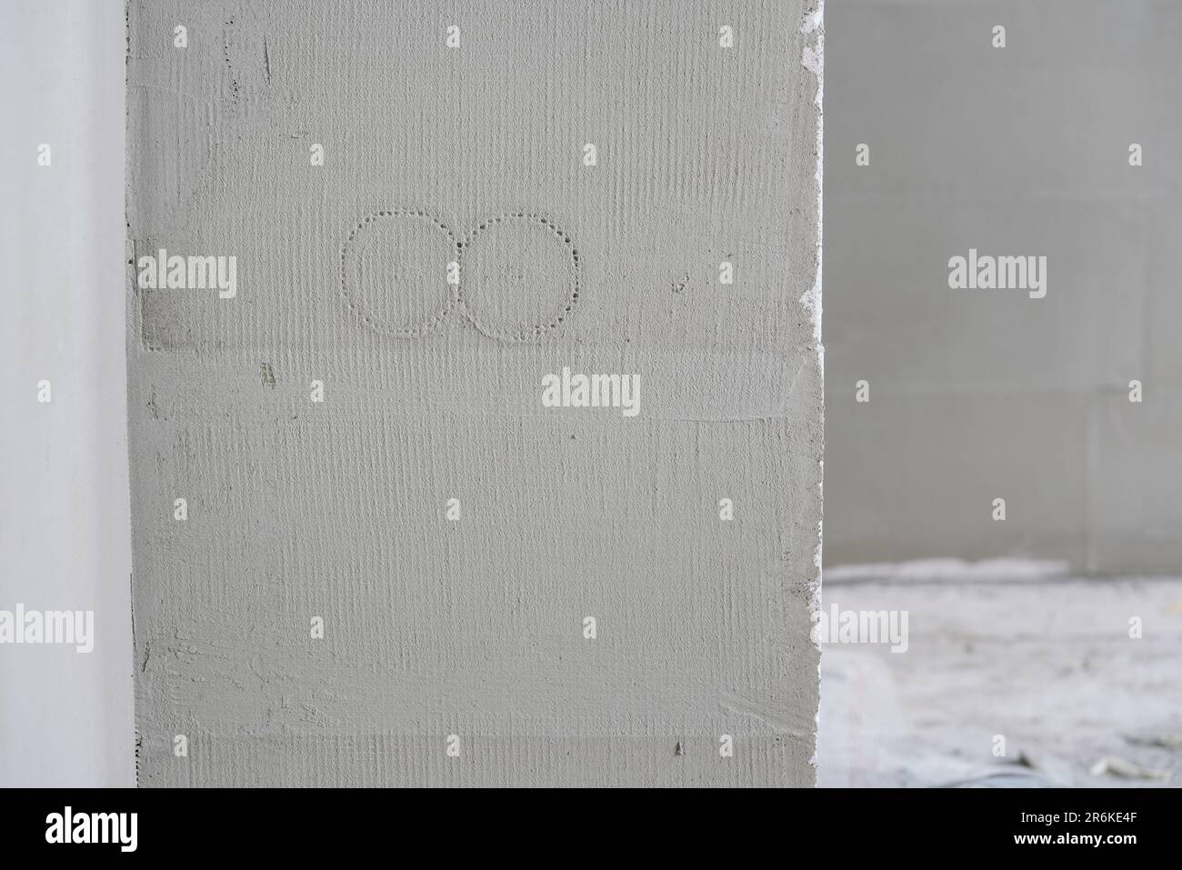 Neubau Leerwand mit Faserfasergewebe, Kästen mit Kabeln für Steckdosen unter Putz sichtbar Stockfoto