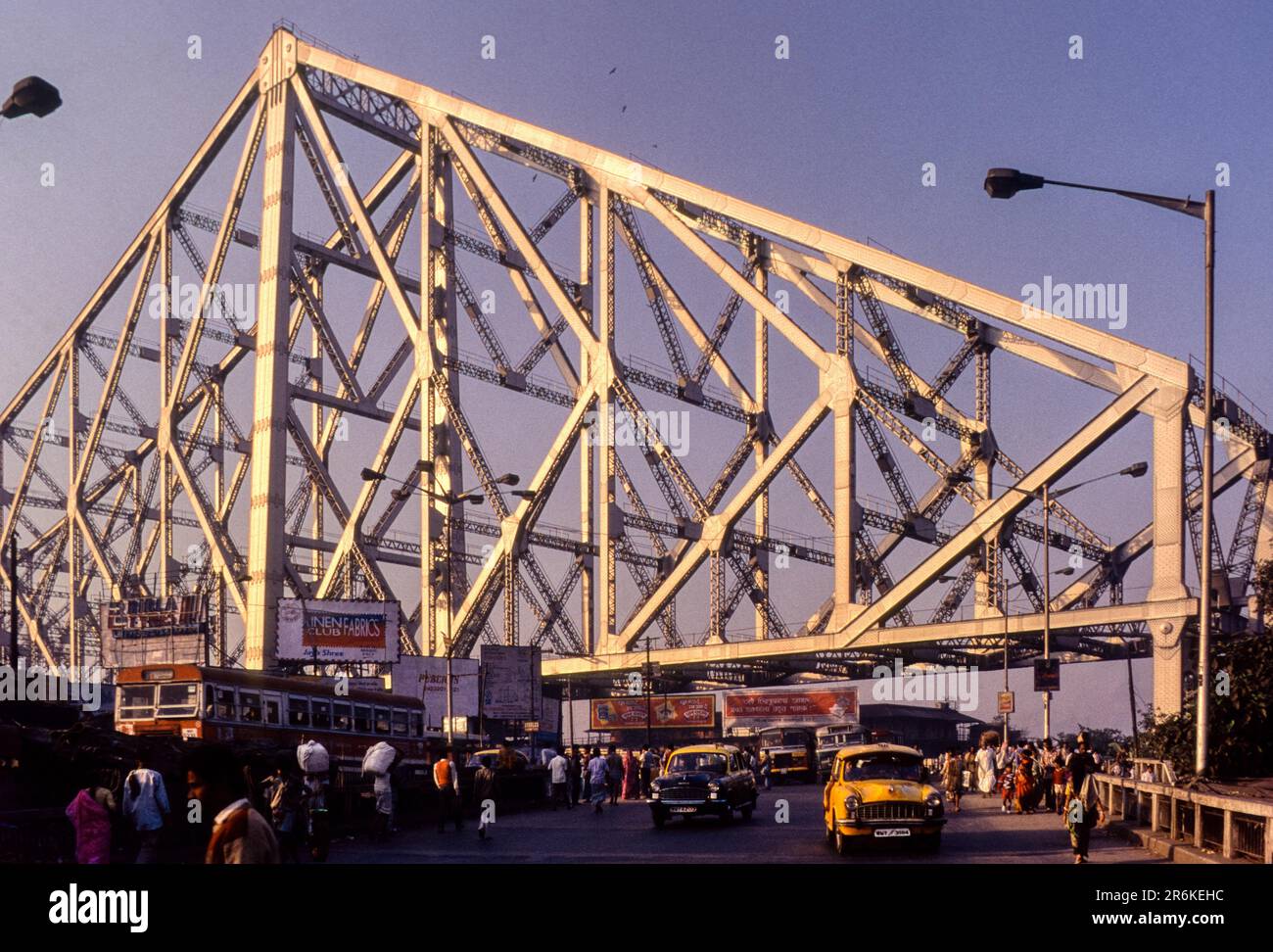 Die Howrah-Brücke wurde 1941 (Rabindra Setu) in Kalkutta, Westbengalen, Indien, Asien erbaut. Die größte Kragarmbrücke Indiens. Die Welt ist am belebtesten Stockfoto