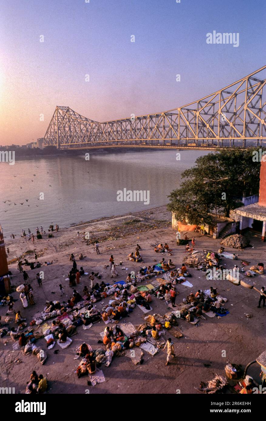 Die Howrah-Brücke wurde 1941 (Rabindra Setu) in Kalkutta, Westbengalen, Indien, Asien erbaut. Die größte Kragarmbrücke Indiens. Die Welt ist am belebtesten Stockfoto