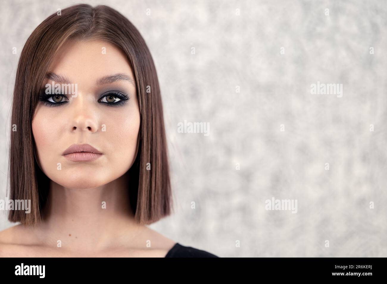 Das Gesicht eines schönen Mädchens mit perfektem Make-up im Hintergrund Stockfoto