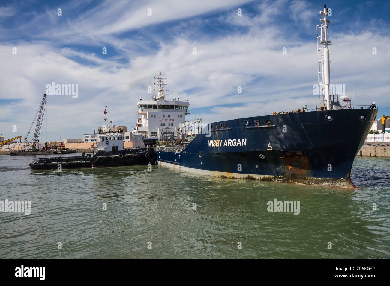 Schleppen und Schleppen: Aktive Schiffshilfe im Hafen Laayoune im Süden Marokkos Stockfoto