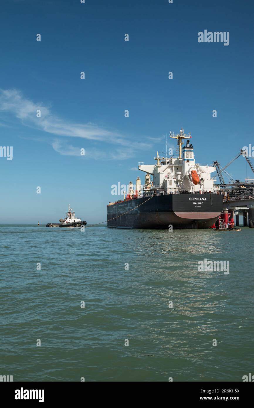 Führung des Massengutschiffs: Schlepper unterstützt Sophiana Majuro im Hafen Laayoune, Marokko Stockfoto