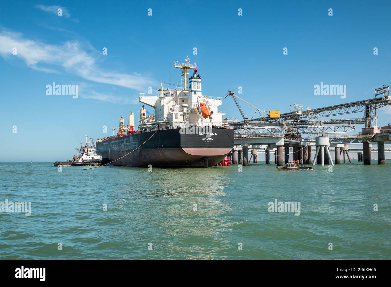 Wharf Operations: Schlepper, der dem Massengutfrachter Sophiana Majuro in Laayoune, Marokko, assistiert Stockfoto