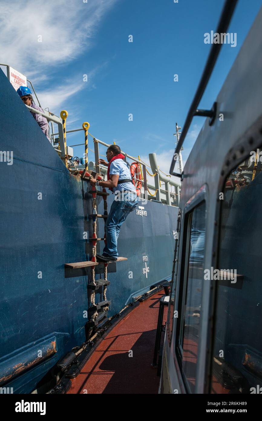 Kommandant der Meere: Captain Boards des Hafens von Laayoune, Guidance-Schiff im Süden Marokkos Stockfoto