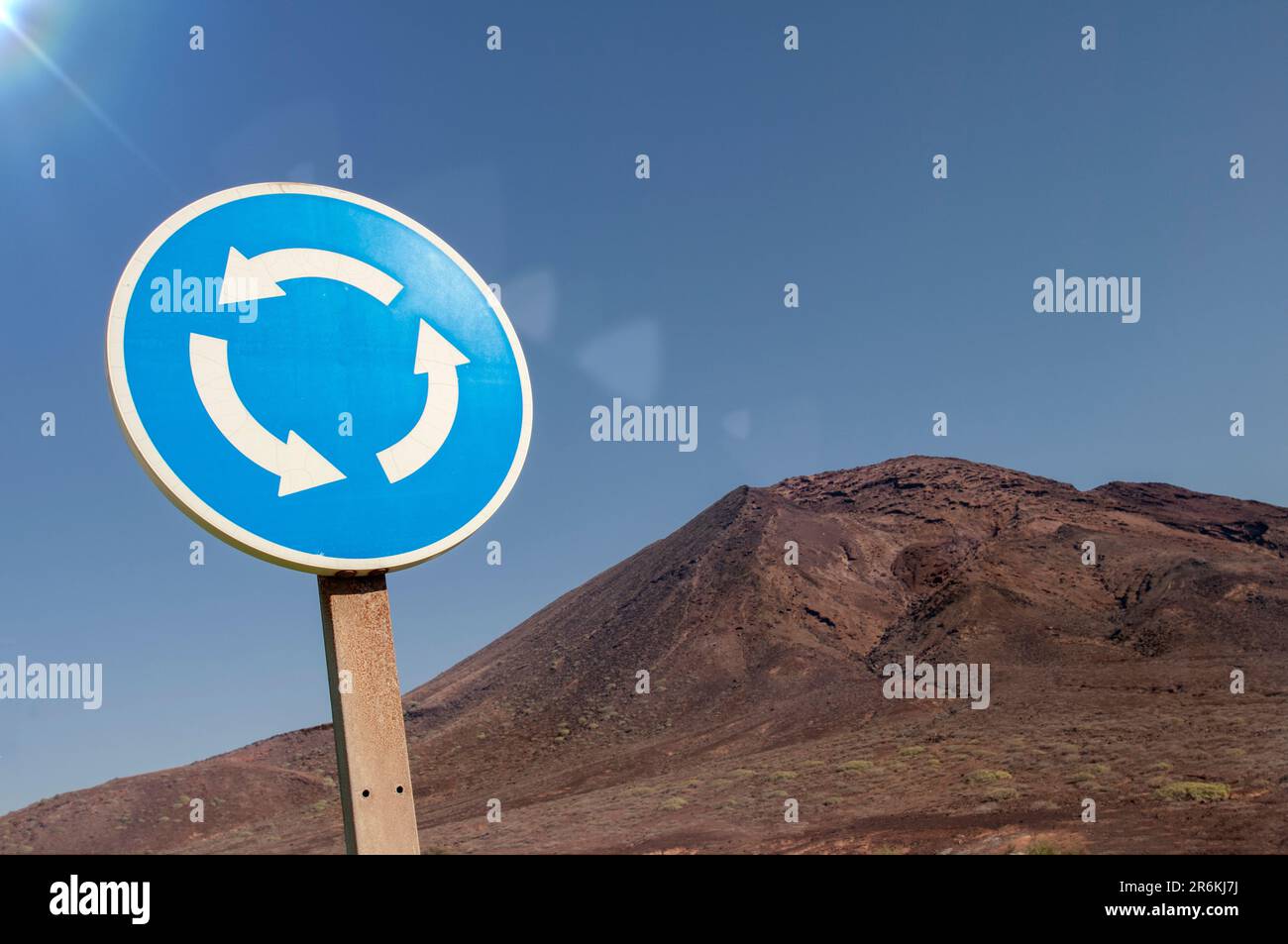 Schild für den Kreisverkehr mit blauem sy-Hintergrund Stockfoto