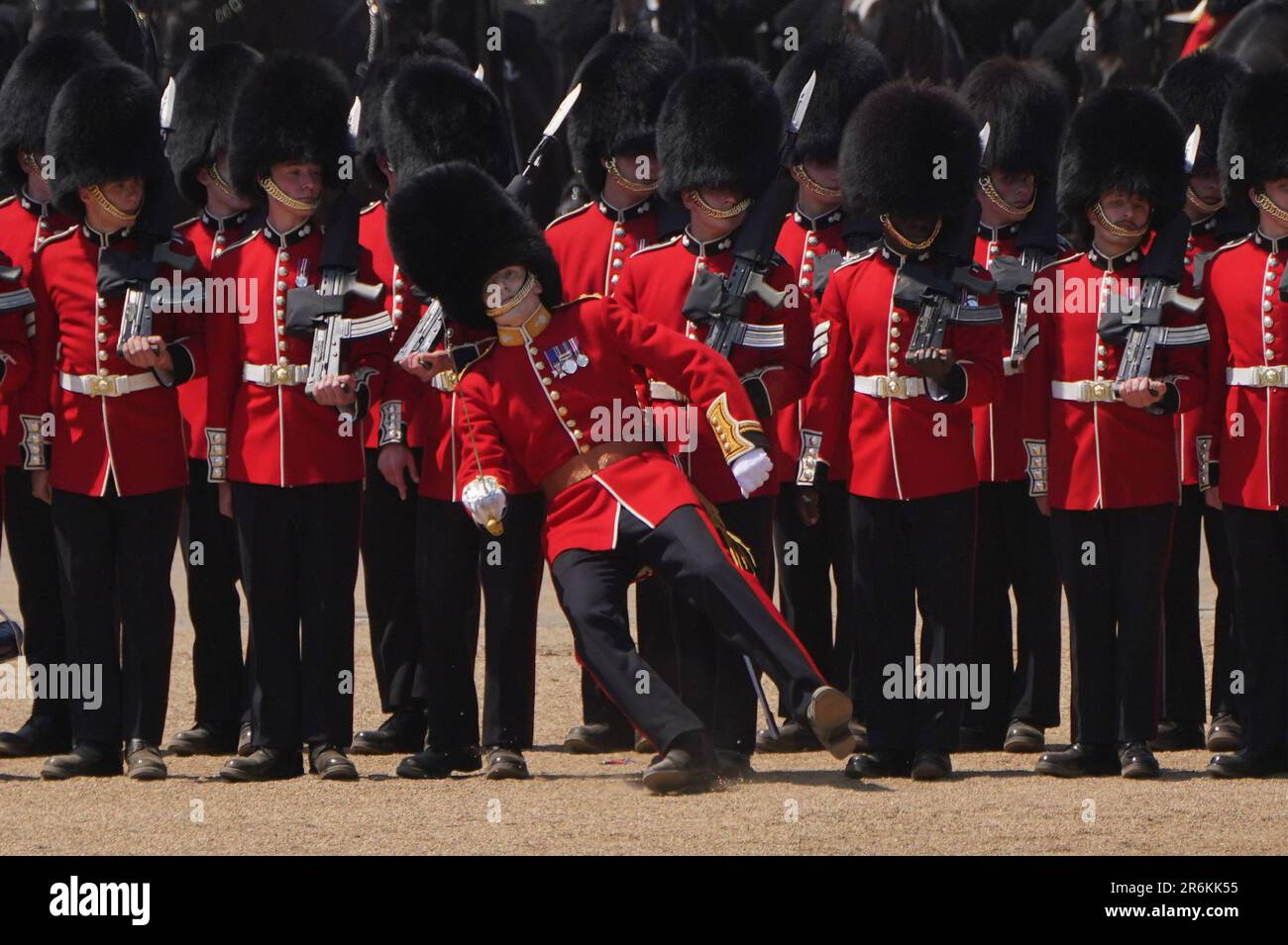 Bild 3 von 8 in einer Sequenz, in der ein Mitglied des Militärs ohnmächtig wird, aufgrund der Hitze während des Colonels Review, für Trooping the Colour, bei der Horse Guards Parade in London, vor der King's Birthday Parade am 17. Juni. Foto: Samstag, 10. Juni 2023. Stockfoto